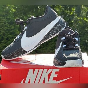 NEW Nike Youth Giannis Freak 5 GS Sneaker Size US Big Kid 7Y | fits Womens 8.5